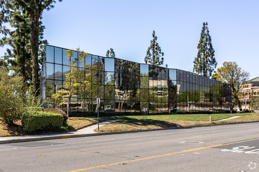 10601 Civic Center Dr, Rancho Cucamonga, CA à louer - Photo du bâtiment - Image 1 de 22