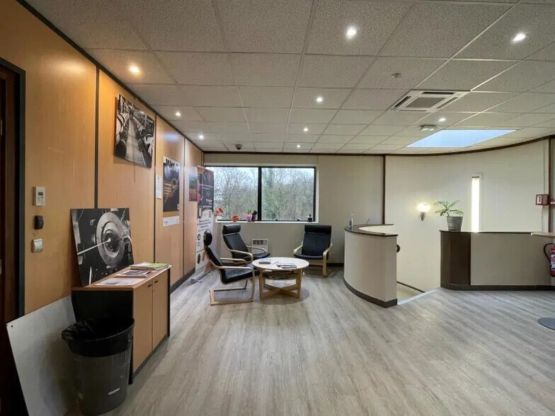 Bureau dans Champs-sur-Marne à louer - Photo du bâtiment - Image 2 de 9