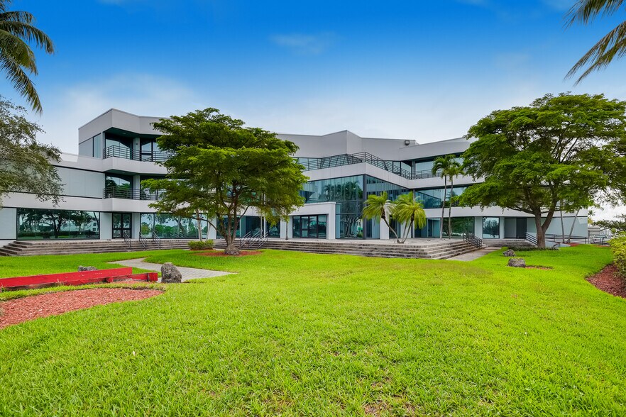 1800 NW 89th Pl, Miami, FL à vendre - Photo du bâtiment - Image 2 de 9