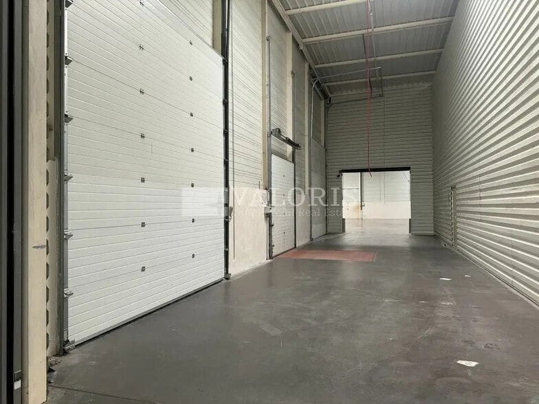 Flex in Saint-Priest for lease - Interior Photo - Image 3 of 7