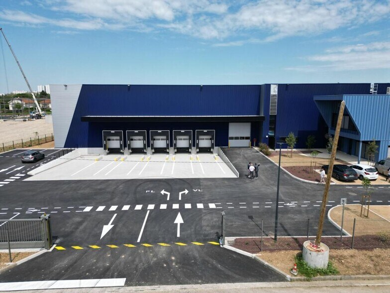 Flex in Mions for lease - Building Photo - Image 2 of 18