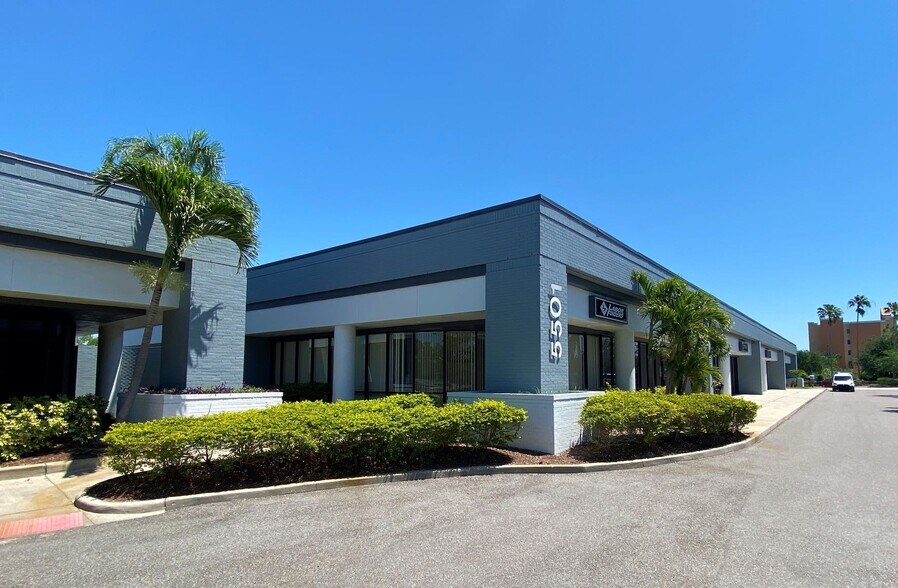 5553 W Waters Ave, Tampa, FL à louer - Photo du bâtiment - Image 3 de 15