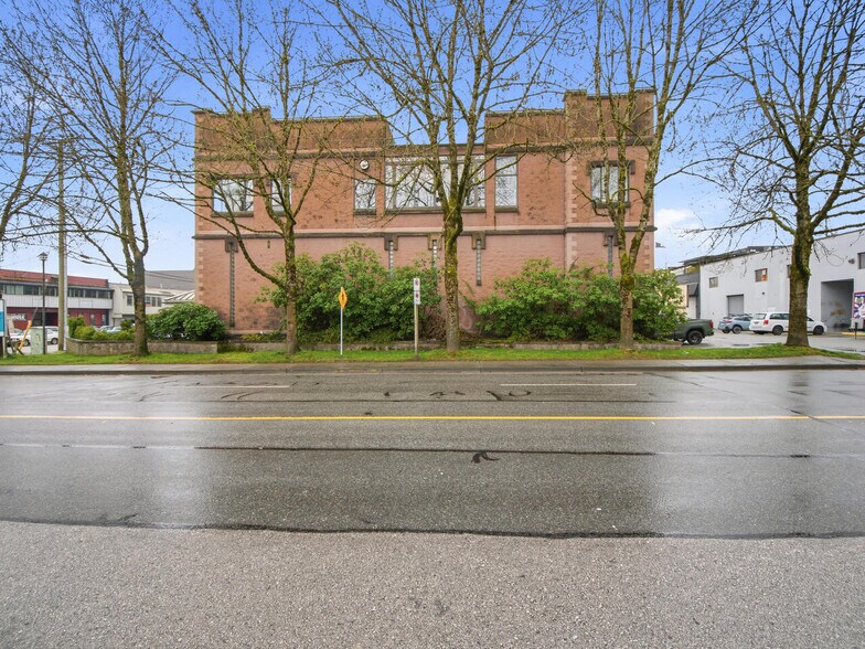 1496 Rupert St, North Vancouver District, BC à louer - Photo du bâtiment - Image 2 de 13
