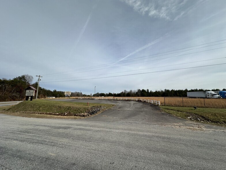 5873 W US Highway 421, Wilkesboro, NC à louer - Photo du bâtiment - Image 3 de 4