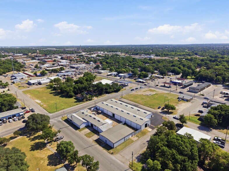 201 W Westhill Dr, Cleburne, TX à louer - Photo du bâtiment - Image 3 de 13