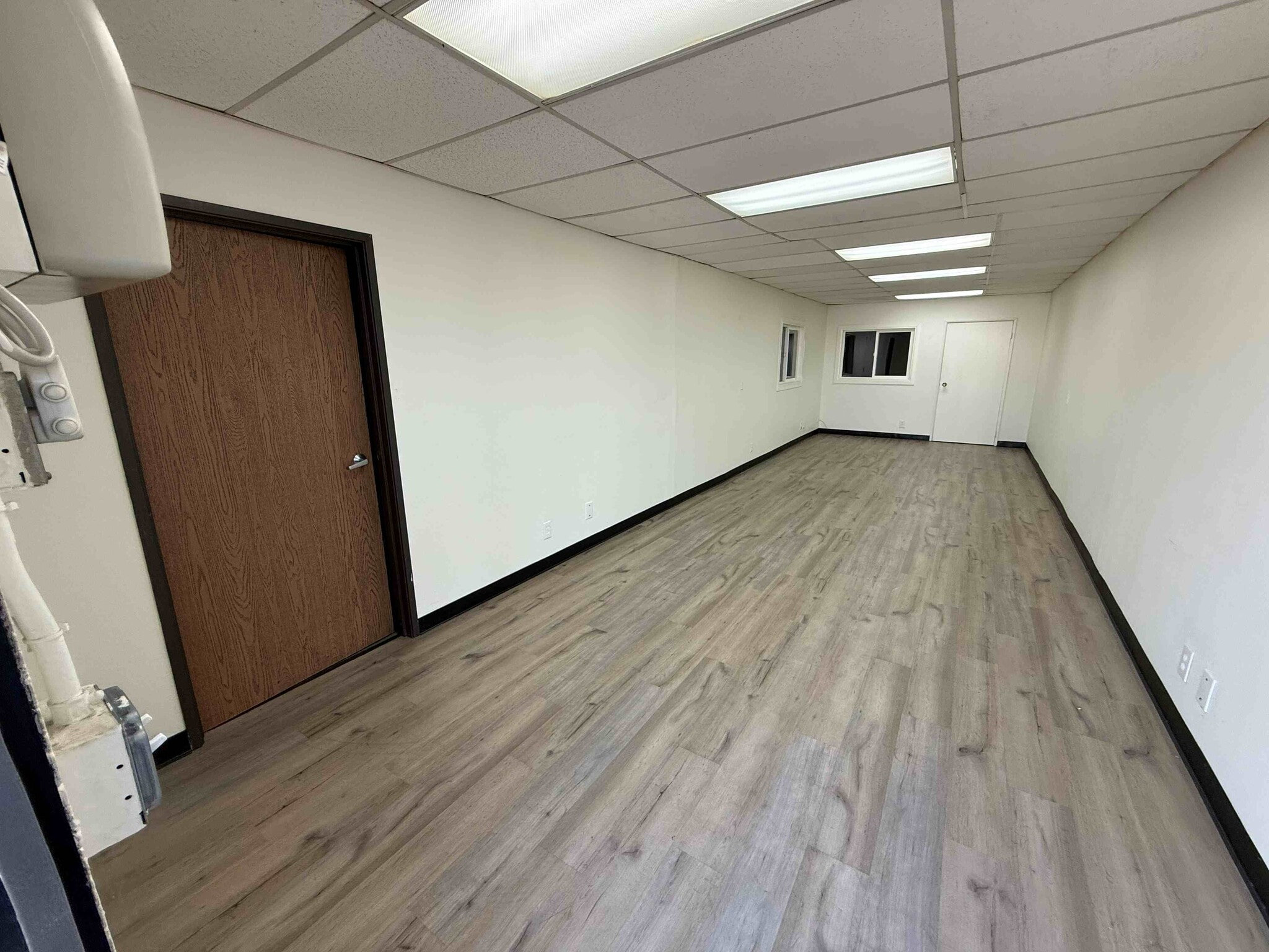 21610 Lassen St, Chatsworth, CA for lease Interior Photo- Image 1 of 4
