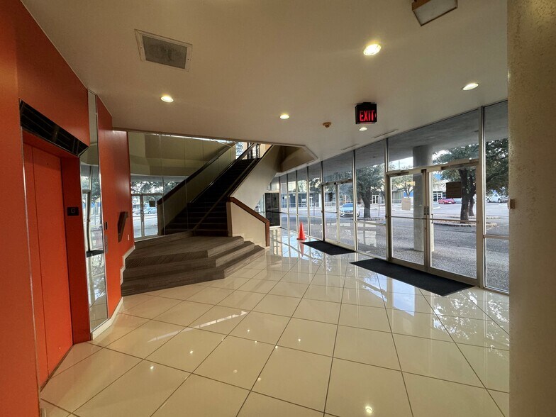 2607 Walnut Hill Ln, Dallas, TX à vendre - Photo intérieure - Image 3 de 14