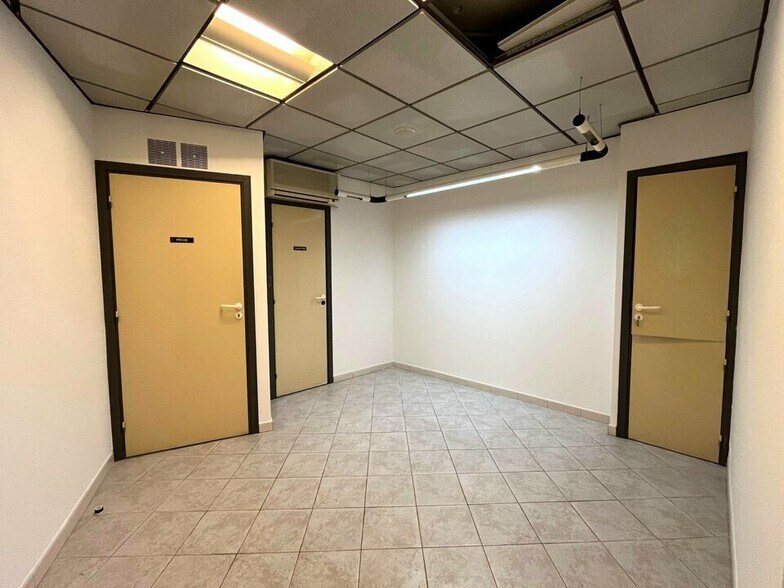 Retail in Antibes for sale - Interior Photo - Image 3 of 6