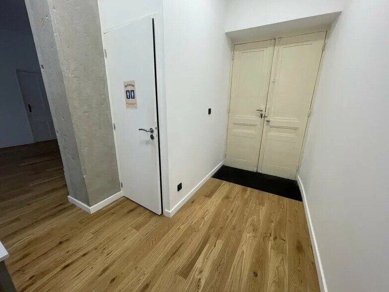 Office in Lyon for lease - Interior Photo - Image 2 of 6