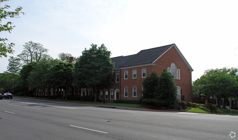 4151-4165 Chain Bridge Rd, Fairfax, VA à louer - Photo du bâtiment - Image 2 de 5