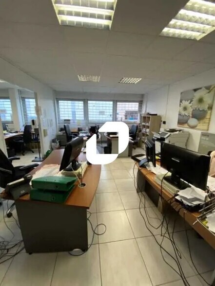 Flex in Noisy-le-Sec for lease - Interior Photo - Image 1 of 8