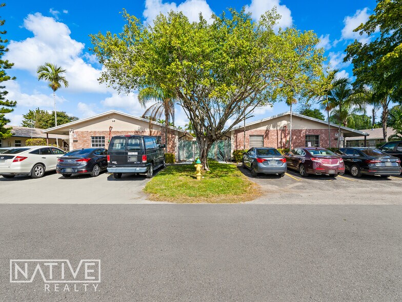 201-221 NE 40th Ct, Oakland Park, FL à vendre - Photo du bâtiment - Image 2 de 25