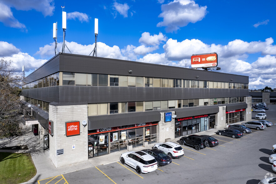 3701-3731 Chesswood Dr, Toronto, ON for lease - Primary Photo - Image 1 of 6