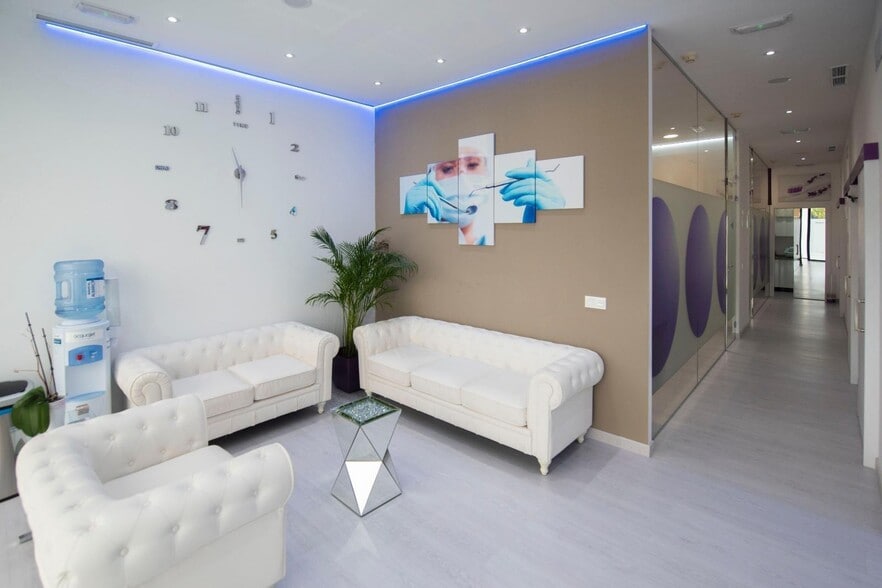 Retail in Marbella for lease - Interior Photo - Image 3 of 22