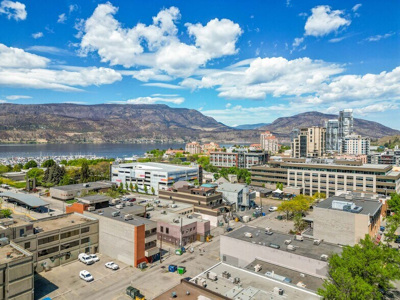 1470-1476 St. Paul St, Kelowna, BC à vendre - Aérien - Image 3 de 16