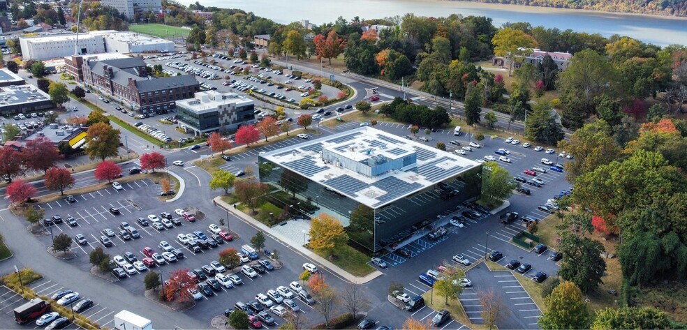 1 Executive Blvd, Yonkers, NY à louer - Photo du bâtiment - Image 3 de 9