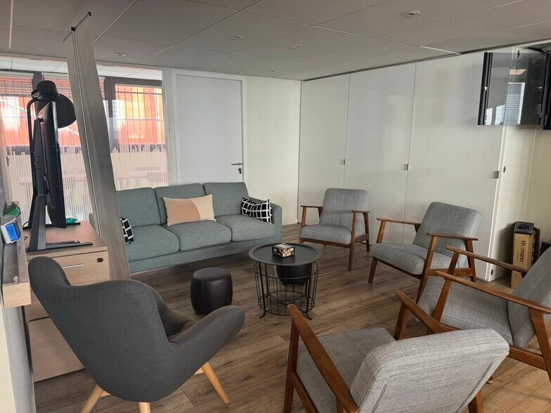 Office in Lyon for lease - Building Photo - Image 3 of 13
