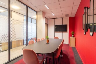 1-5 Rue Du Débarcadère, Colombes for lease Interior Photo- Image 2 of 5