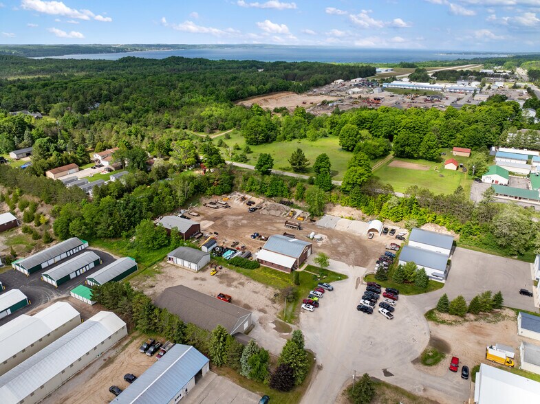 1084 McBride Park Dr, Harbor Springs, MI à vendre - Photo du bâtiment - Image 2 de 6