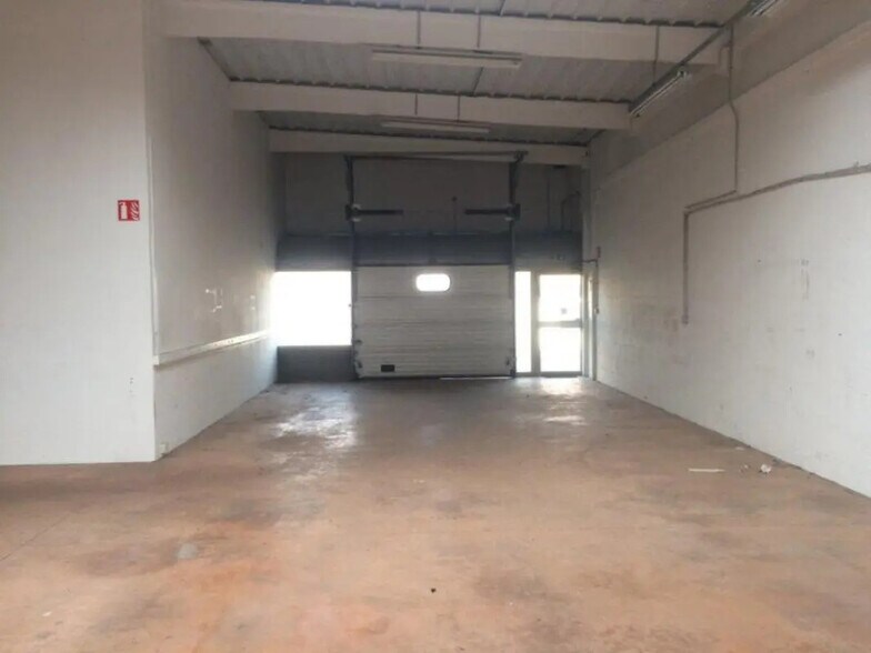 Flex in Trappes for lease - Interior Photo - Image 2 of 5