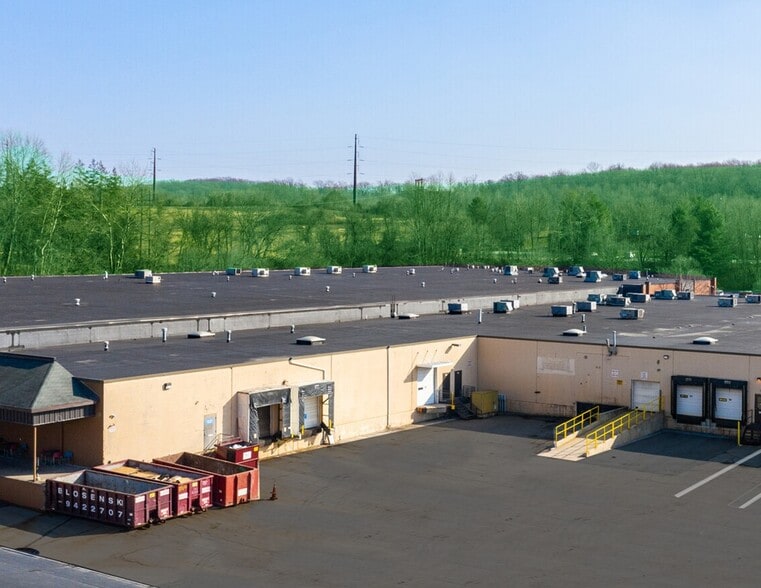 904-926 Springdale Dr, Exton, PA for lease - Building Photo - Image 2 of 17