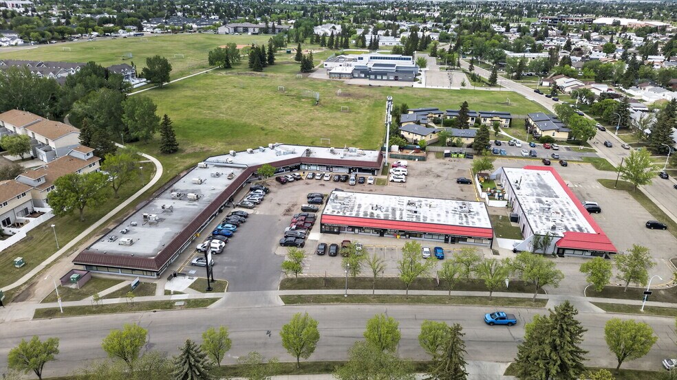 11868 145 Av NW, Edmonton, AB à louer - Photo du bâtiment - Image 3 de 8