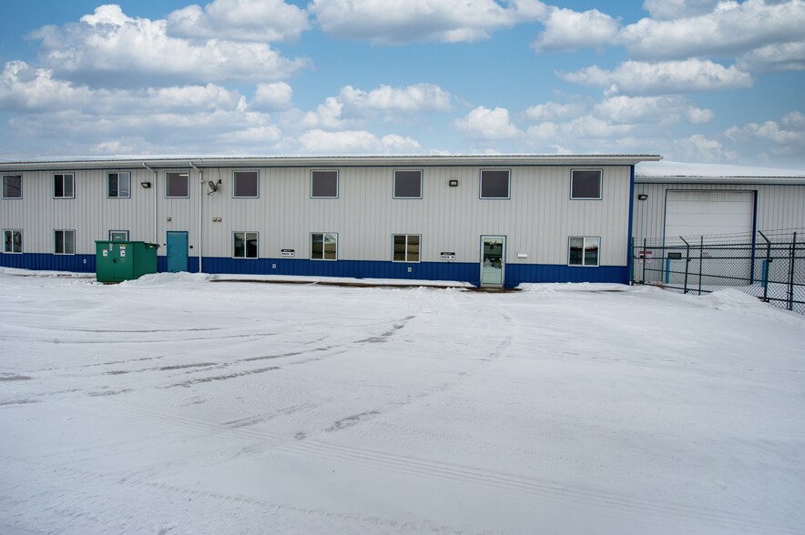 3419 33 St, Whitecourt, AB à vendre - Photo du bâtiment - Image 2 de 33