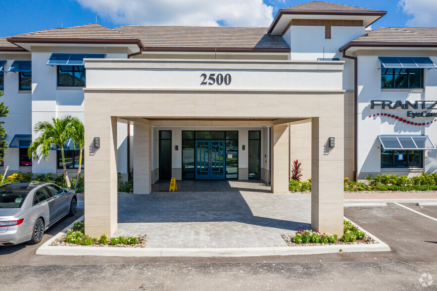 2500 Goodlette Rd N, Naples, FL à louer - Photo du bâtiment - Image 3 de 14