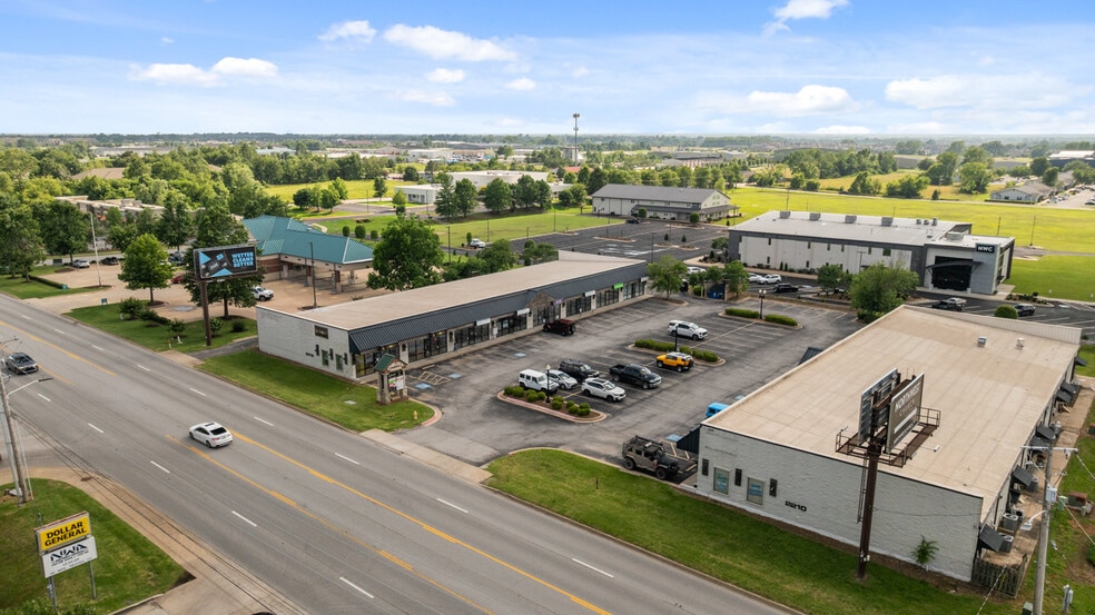 2212 S Walton Blvd, Bentonville, AR for lease - Building Photo - Image 2 of 14