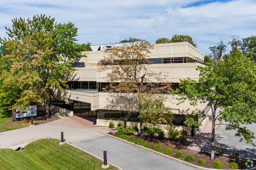 1785 Alta Vista Dr, Ottawa, ON for lease - Building Photo - Image 3 of 7