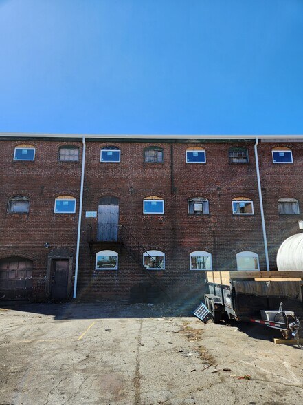 565 N Main St, Woonsocket, RI à louer - Photo du bâtiment - Image 3 de 13