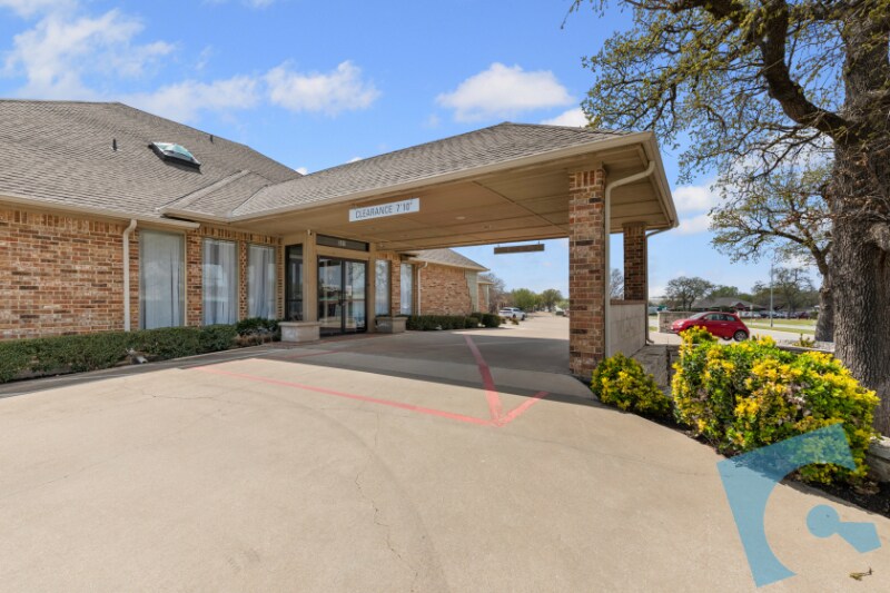 501 W Harwood Rd, Hurst, TX à louer - Photo du bâtiment - Image 2 de 25