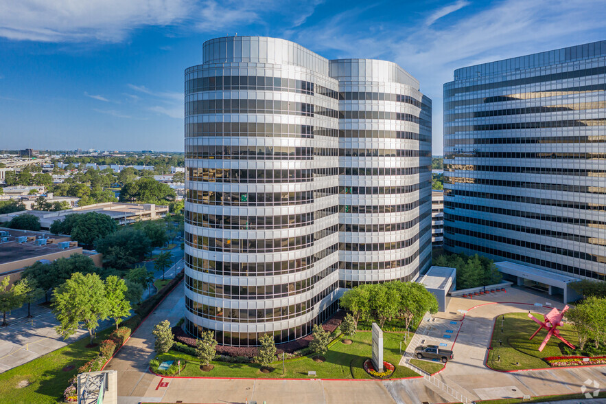 2950 N Loop Fwy W, Houston, TX for lease - Building Photo - Image 2 of 17