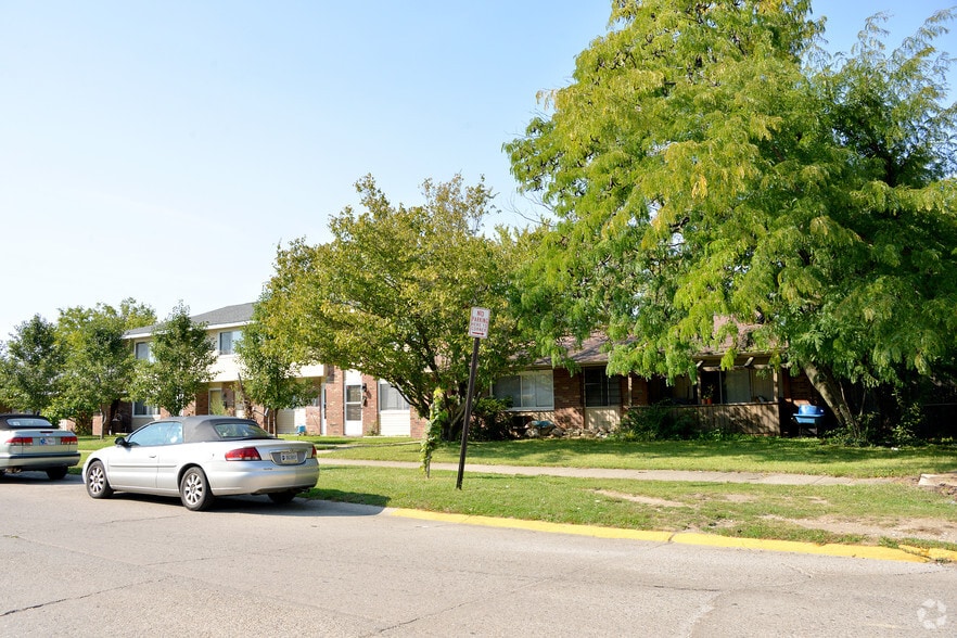 7020-7032 Twin Oaks Dr, Indianapolis, IN for sale - Building Photo - Image 3 of 12