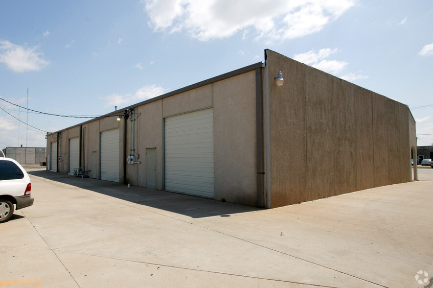 241 W Wilshire Blvd, Oklahoma City, OK for lease - Building Photo - Image 3 of 5