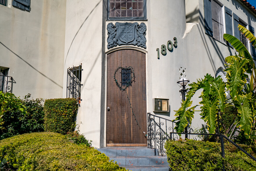 1803 N Wilton Pl, Los Angeles, CA à vendre - Photo du bâtiment - Image 3 de 8