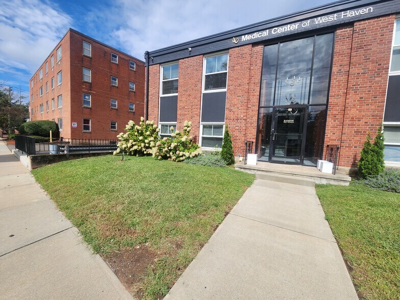 385 Main St, West Haven, CT à louer - Photo du bâtiment - Image 2 de 25