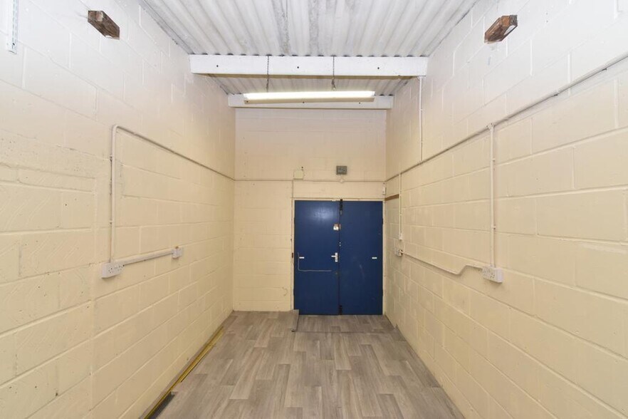 18-24 Stanley Ave, Wembley à louer - Photo du bâtiment - Image 3 de 8