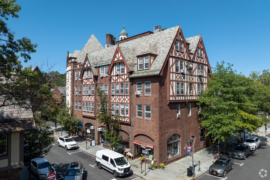 14 Harwood Ct, Scarsdale, NY for lease - Primary Photo - Image 1 of 6