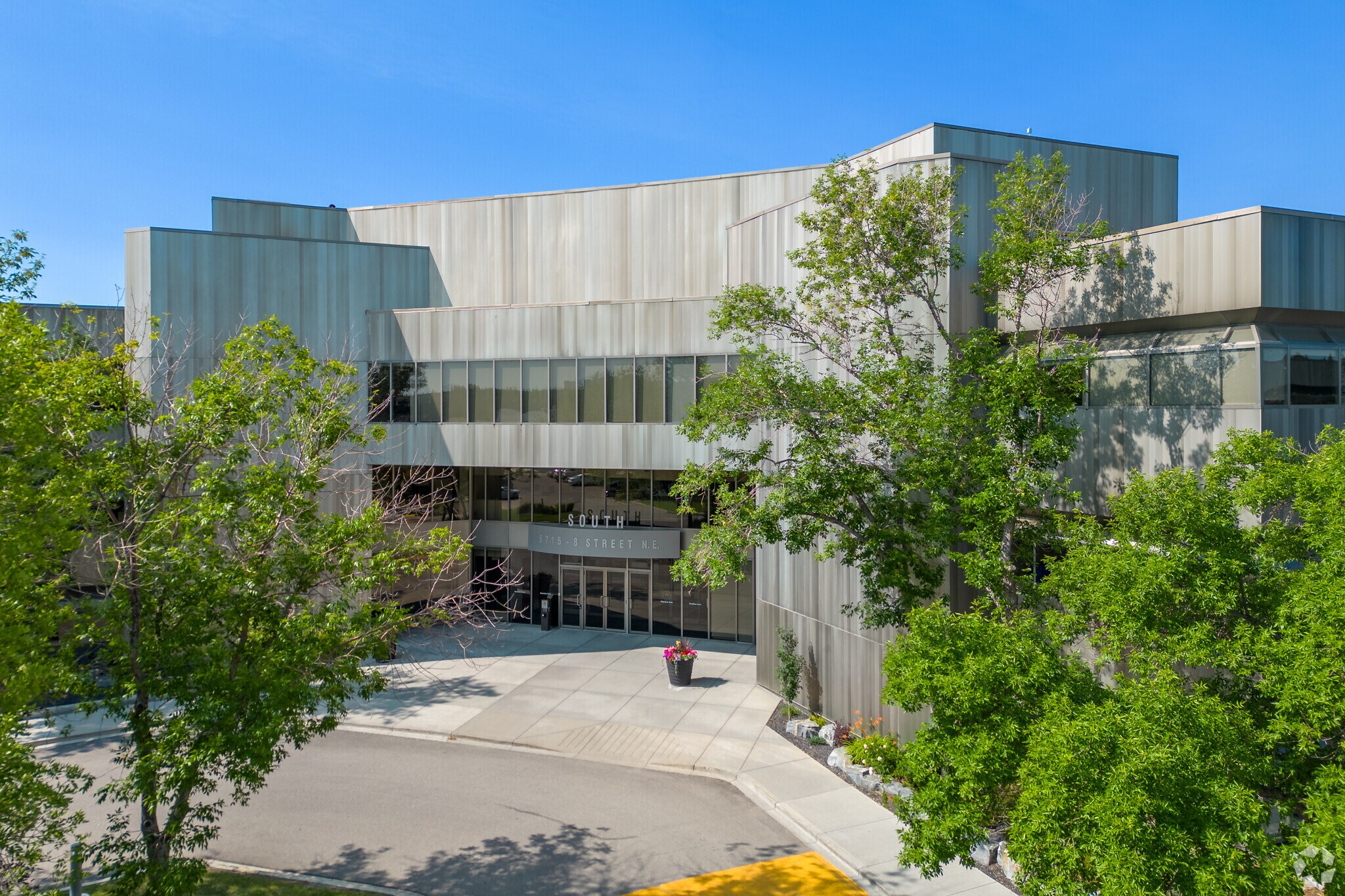 6715 8th St NE, Calgary, AB à louer Photo du bâtiment- Image 1 de 10