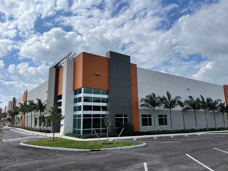 644-646 Park of Commerce Way, Boca Raton, FL à louer - Photo du bâtiment - Image 2 de 6