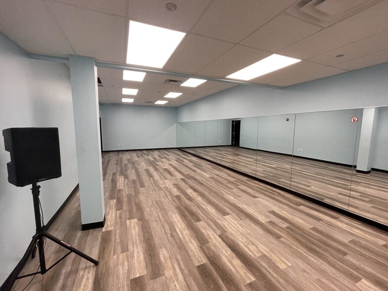 6209 W North Ave, Oak Park, IL for sale - Interior Photo - Image 3 of 5