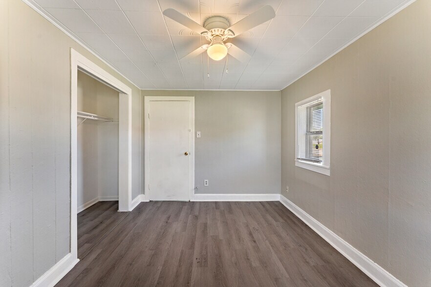 INCOME PRODUCING PORTFOLIO!! portefeuille de 3 propriétés à vendre sur LoopNet.ca - Photo intérieure - Image 2 de 24