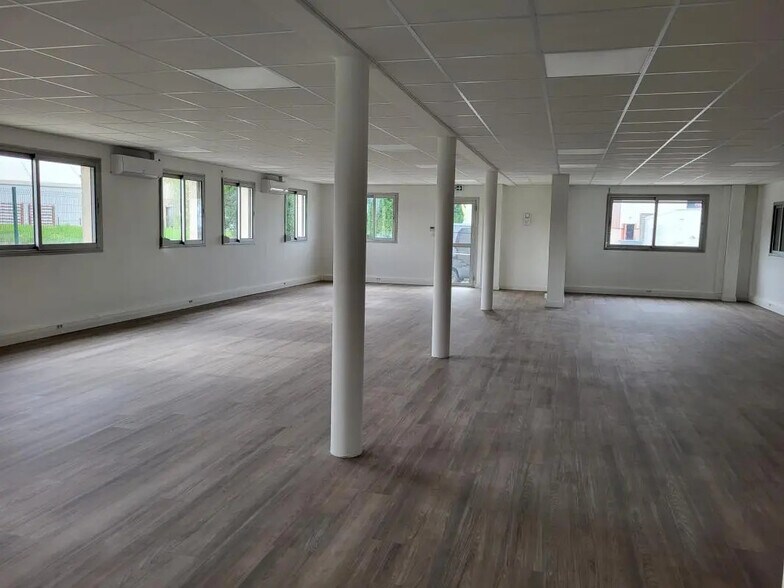 Office in Corbas for lease - Interior Photo - Image 2 of 7