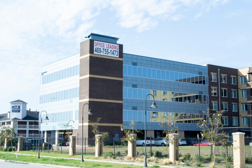 1220 W Trinity Mills Rd, Carrollton, TX à louer - Photo du bâtiment - Image 1 de 25