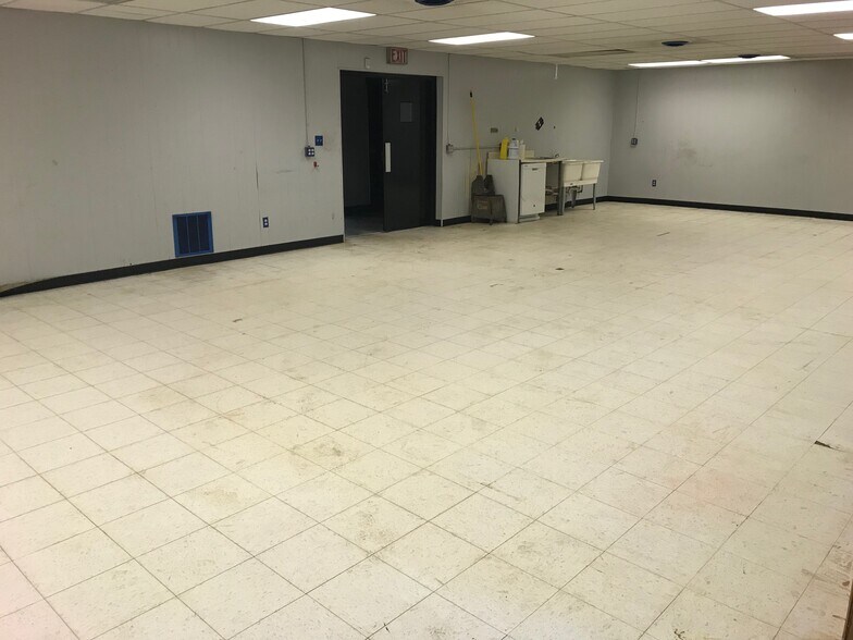 19007 Saint Clair Ave, Cleveland, OH for lease - Interior Photo - Image 2 of 12