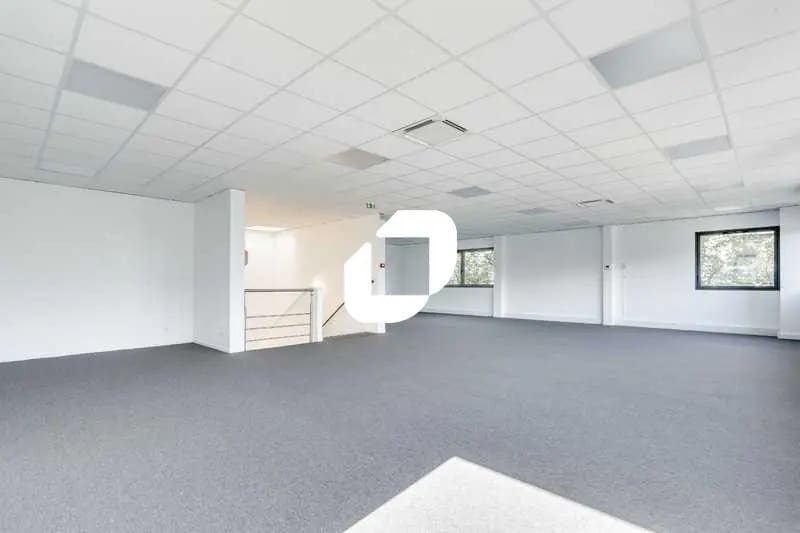 Flex in Le Blanc-Mesnil for lease - Interior Photo - Image 3 of 26