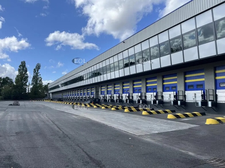 Industrial in Saint-Witz for lease - Building Photo - Image 1 of 3