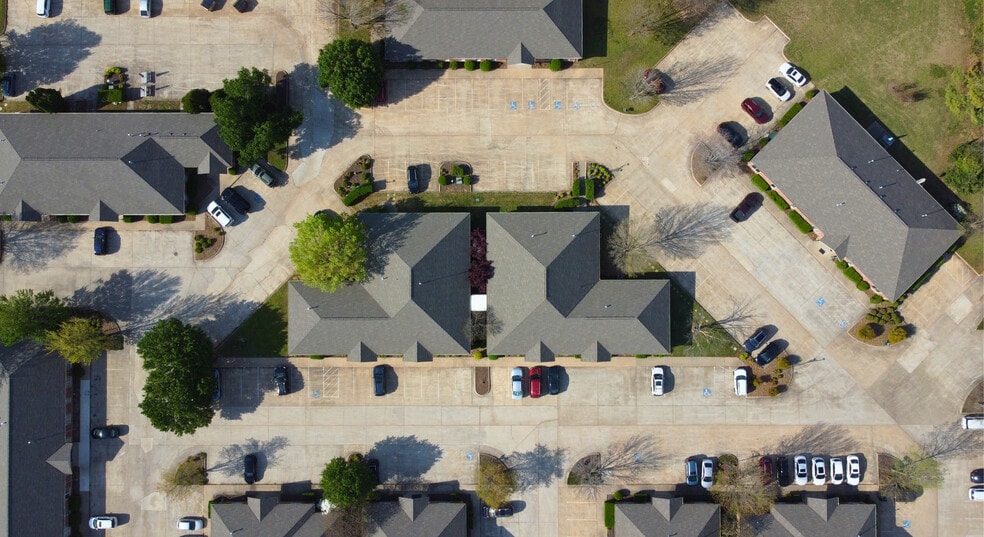 60 W Sunbridge Dr, Fayetteville, AR for lease - Building Photo - Image 2 of 11