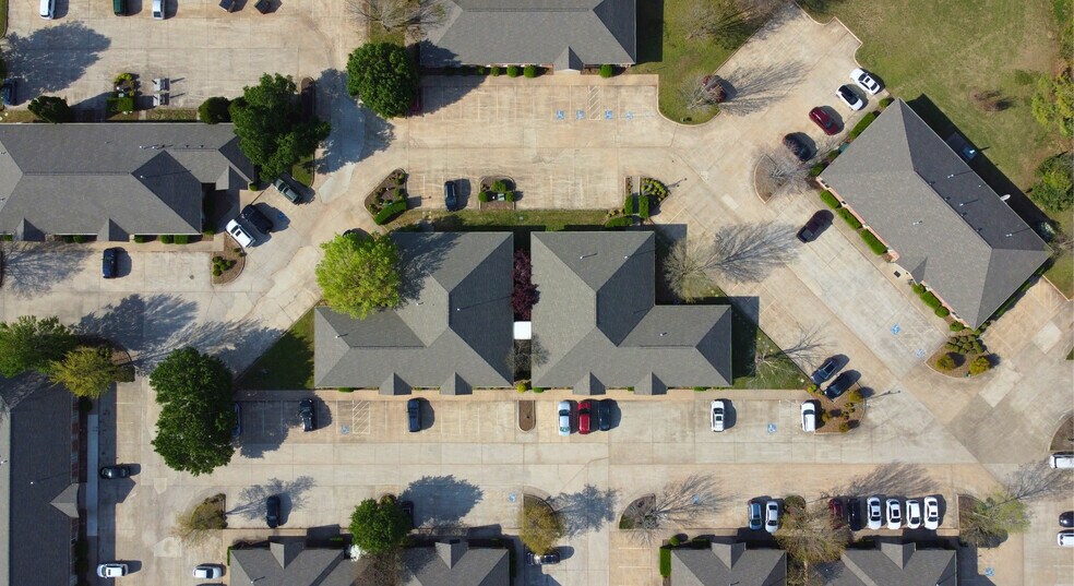 60 W Sunbridge Dr, Fayetteville, AR à louer - Photo du bâtiment - Image 2 de 11